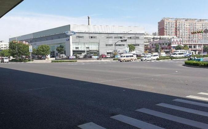 济南交警被撞骨折 疑因司机“围观”处理事故走神撞上