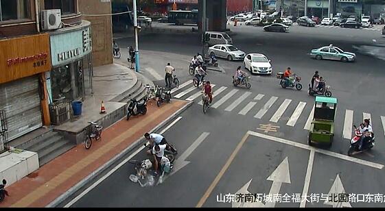 男子骑车看手机撞人后又拖行二三十米 肇事车主逃跑