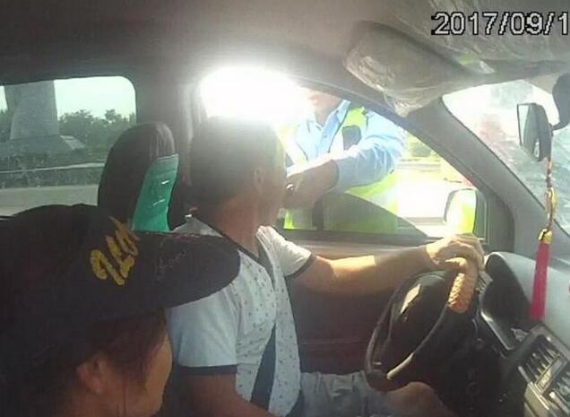 东平民警查获黑出租 驾驶员竟是拐卖妇女在逃犯