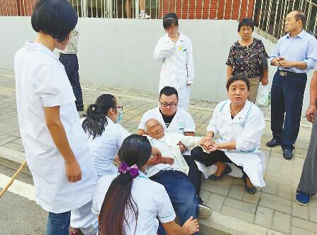 ���˳���ɢ��ʱͻ������ˤ��·�� С��׵ر��˰��Сʱ