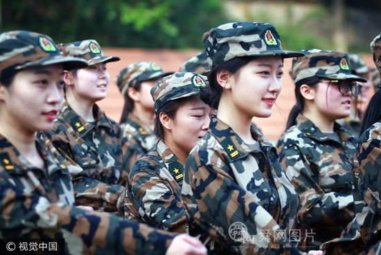 山东威海：新生军训美女扎堆 “迷彩女神”帅出新高度