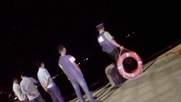 酒驾司机狂奔跳海躲交警:真没喝酒,看着你们害怕