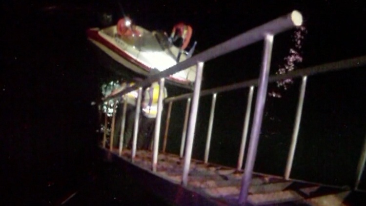 酒驾司机狂奔跳海躲交警:真没喝酒,看着你们害怕