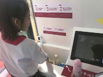 小学生探寻“无人超市”奥秘 学校实践课开进泉城广场