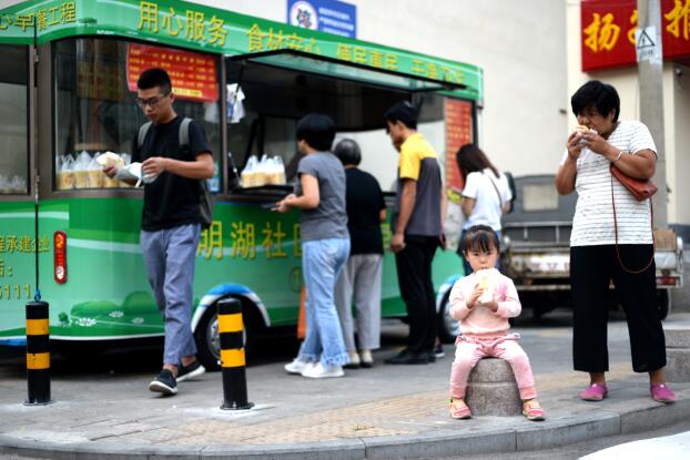 济南:便民早餐车进社区 餐饮定价很亲民