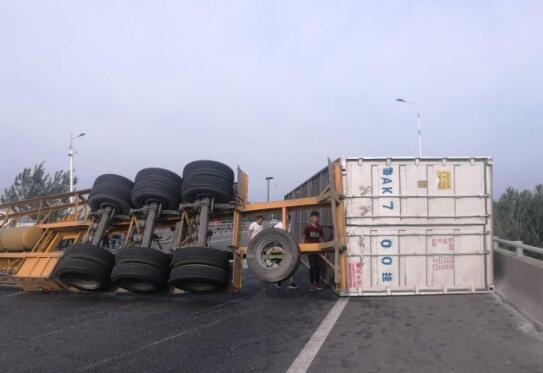 济南绕城高速北线西向济阳站附近发生车祸 两收费站临时关闭