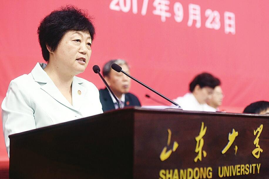 山大万余新生同上开学第一课 新校长樊丽明寄语新生