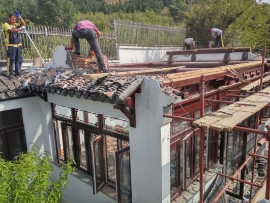 济南东方美郡别墅区再拆9处违建 违建仿古建筑已开拆