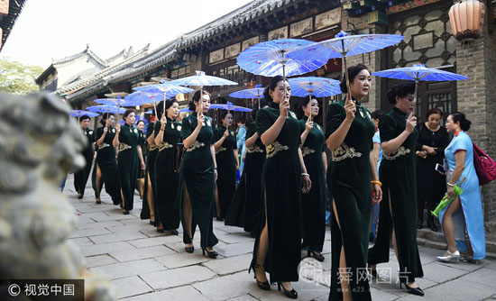 山东淄博:古商城千人旗袍秀风韵