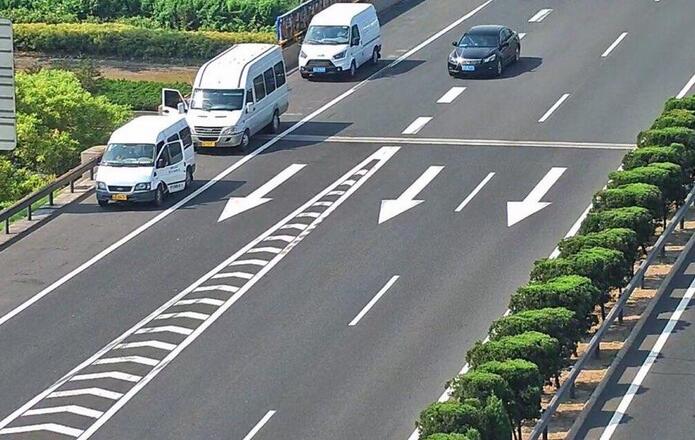 淄博：三车紧挨停应急车道 “组团违法”分别记6分罚200