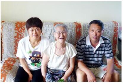 烟台夫妇9年如一日 照顾被遗弃在烟韩国老太太