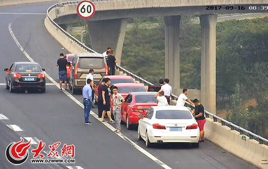 济青高速南线国庆节将更堵 交警重点抓拍应急车道违停