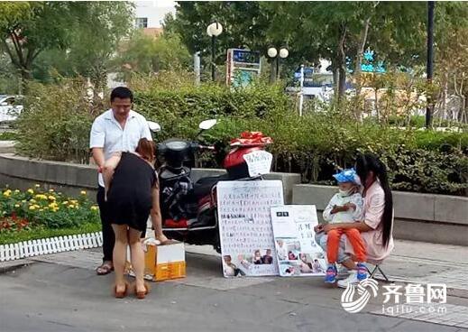德州5岁男童患白血病 父母街头卖月饼筹骨髓移植费