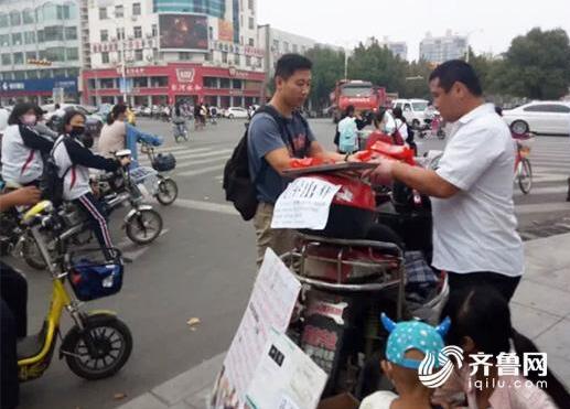 德州5岁男童患白血病 父母街头卖月饼筹骨髓移植费