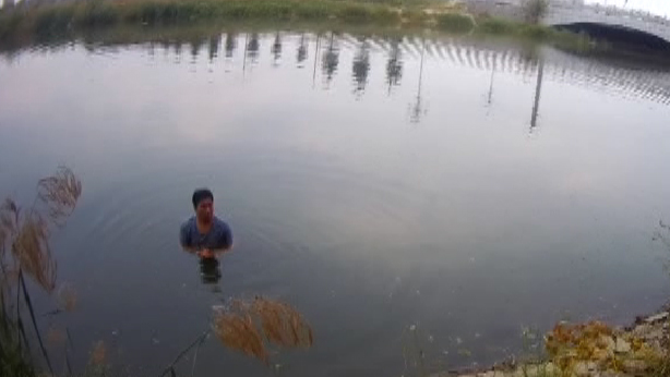 菏泽酒驾男子弃车跳河1小时后上岸:肚子都喝饱了