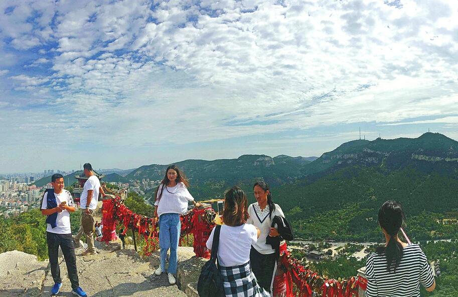 济南：秋高气爽登山去 千佛山上览美景