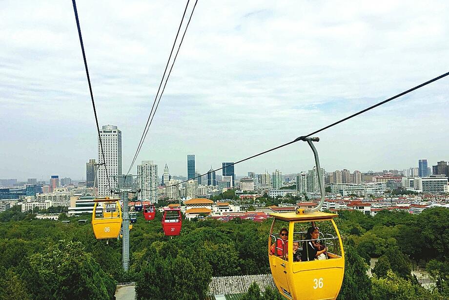 济南：秋高气爽登山去 千佛山上览美景