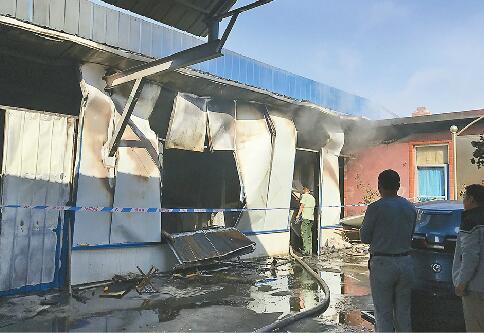 济南长清区一药品包装厂发生火灾 地面沉积棕红色水渍