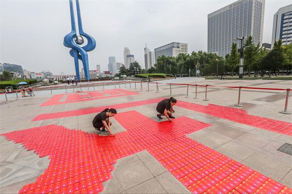 济南：2万个金元宝摆出迎国庆造型