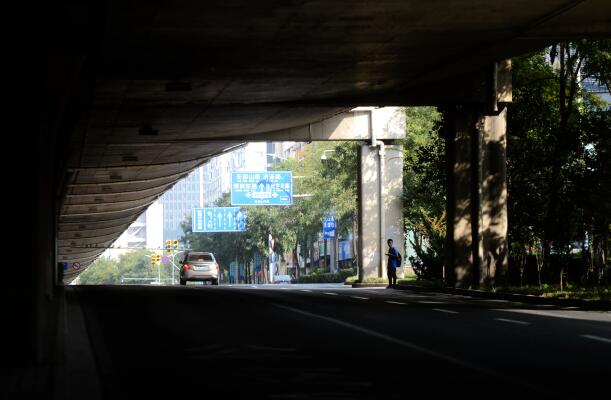 济南：BRT专用道护栏拆除  保障公交优先通行权