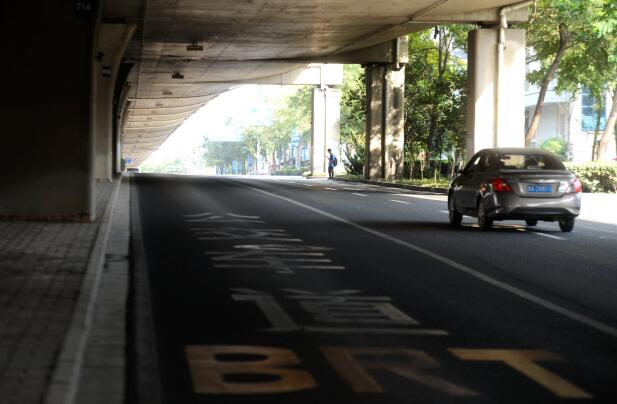 济南：BRT专用道护栏拆除  保障公交优先通行权