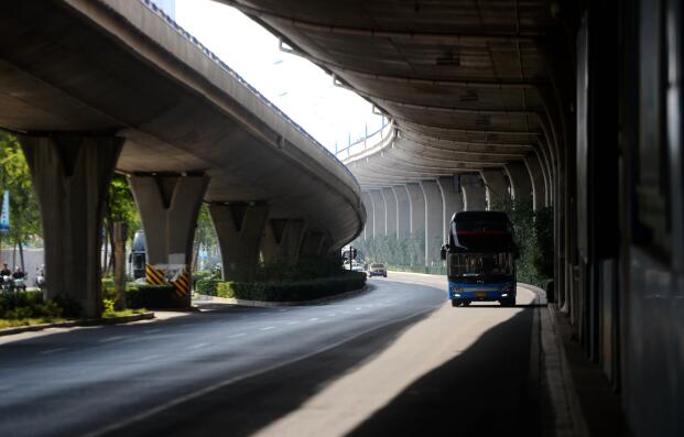 济南：BRT专用道护栏拆除  保障公交优先通行权