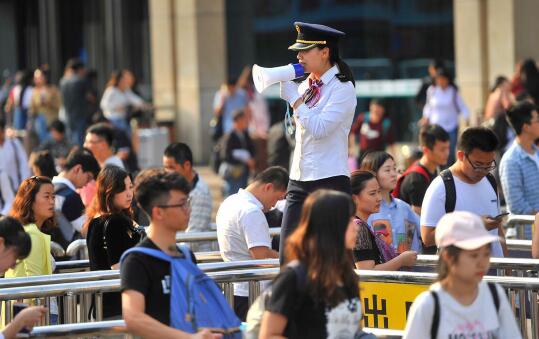 济南火车站迎来出行客流高峰 当天预计发送旅客11万人次