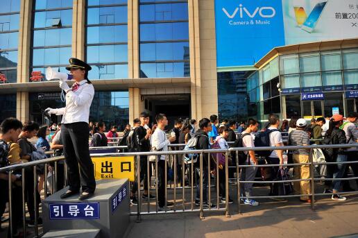 济南火车站迎来出行客流高峰 当天预计发送旅客11万人次