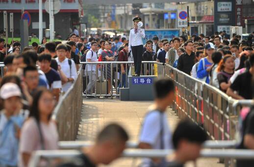 济南火车站迎来出行客流高峰 当天预计发送旅客11万人次