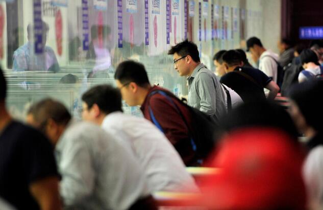 济南火车站迎来出行客流高峰 当天预计发送旅客11万人次