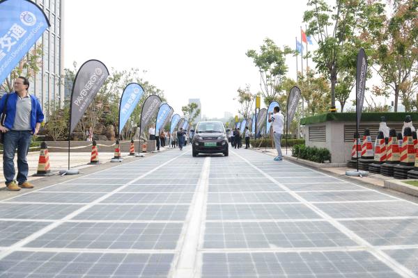光伏路面铺进济南 能融雪还能充电