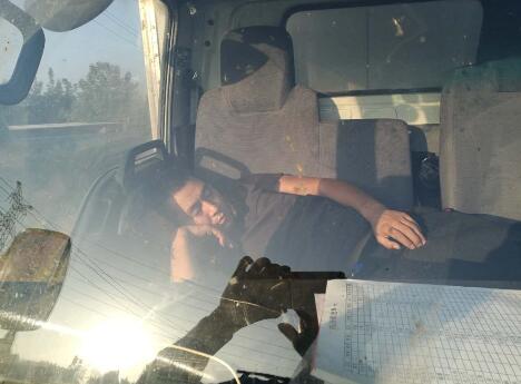 山东一司机占应急车道睡大觉 被罚款200、扣6分