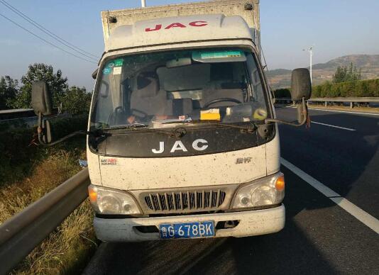 山东一司机占应急车道睡大觉 被罚款200、扣6分