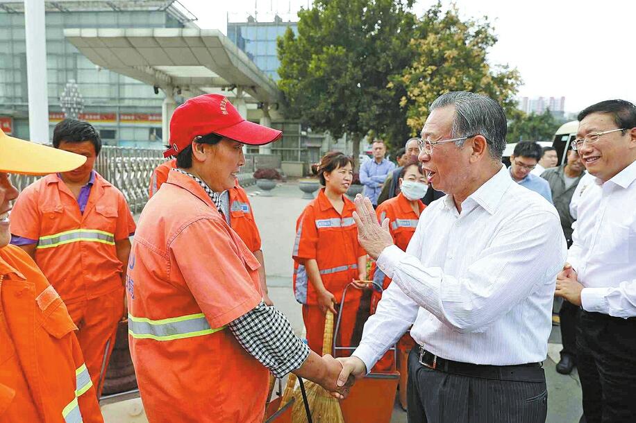 刘家义在济南看望慰问节日期间坚守岗位的保洁员