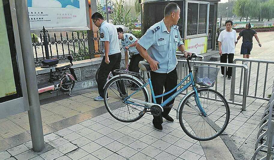 城管执法人员节日坚守岗位一线 每天巡查13小时步行十几公里