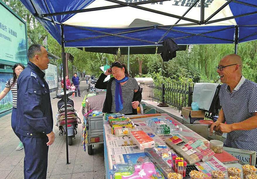 城管执法人员节日坚守岗位一线 每天巡查13小时步行十几公里