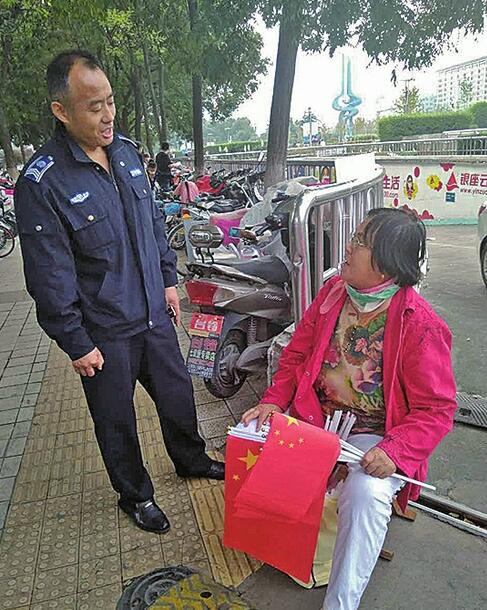 城管执法人员节日坚守岗位一线 每天巡查13小时步行十几公里