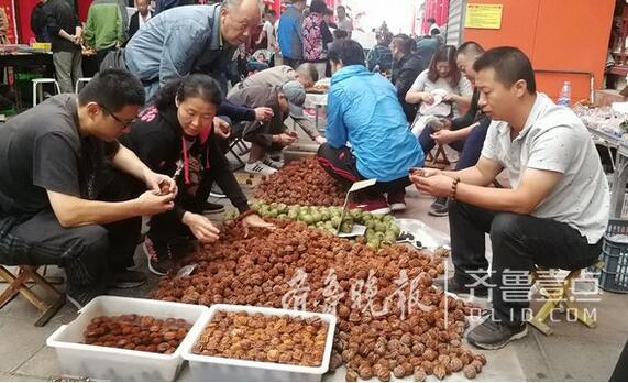 中秋文玩也降价？济南英雄山市场文玩核桃卖出白菜价