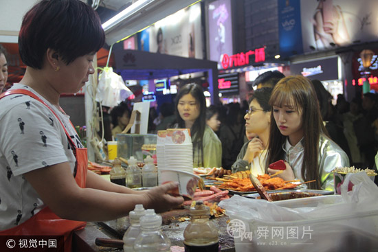 青岛台东小吃夜市国庆火爆 商贩一夜营收超两千