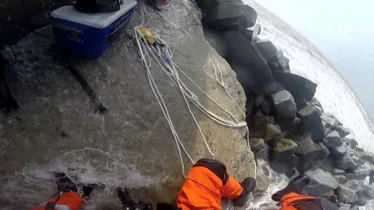 正能量！市民钓鱼被困 东营空中119海浪拍打中救人