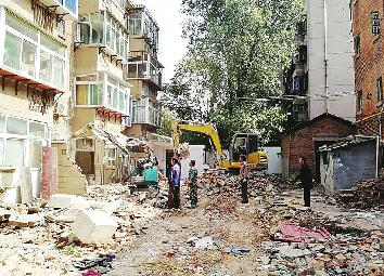 拆违拆临向背街小巷延伸 市中区存在几十年违建被“清零”