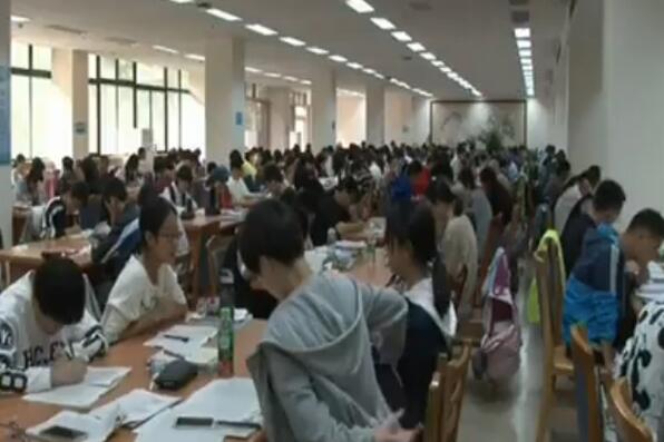 双节假期又添新选择 济南市民书店图书馆里“充电”忙