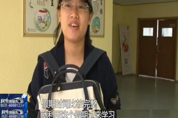 双节假期又添新选择 济南市民书店图书馆里“充电”忙