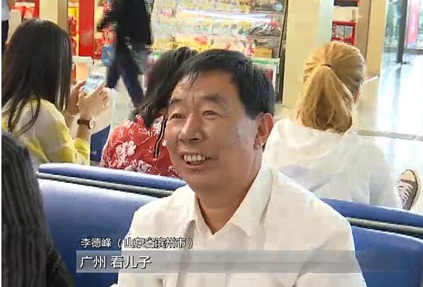 在哪儿过节都温馨！中秋父母跟孩子“逆向团圆”也是回家