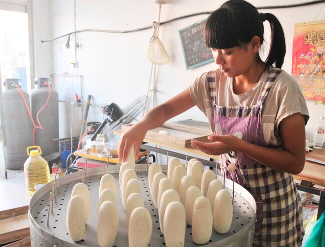 聊城“90后”夫妻蒸馒头月入2万 一天出锅五千个