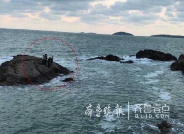 海边拍青岛美景潮水断退路 5名摄影爱好者被困