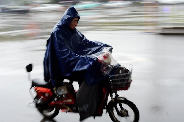 最低温10℃！济南降雨降温冷飕飕 感觉一夜入了冬