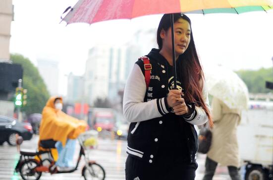 最低温10℃！济南降雨降温冷飕飕 感觉一夜入了冬