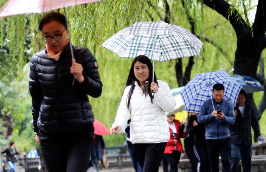 最低温10℃！济南降雨降温冷飕飕 感觉一夜入了冬