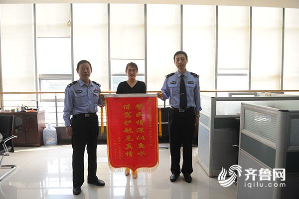 老人突发脑梗急需送医 临沂交警开辟生命通道